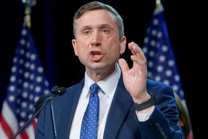 El presidente del Comité Nacional Demócrata, Ken Martin, habla tras ganar la votación en la reunión de invierno del Comité Nacional Demócrata en el Gaylord National Resort and Convention Center de National Harbor, Maryland, el 1 de febrero de 2025. (Rod Lamkey, Jr./AP Photo)