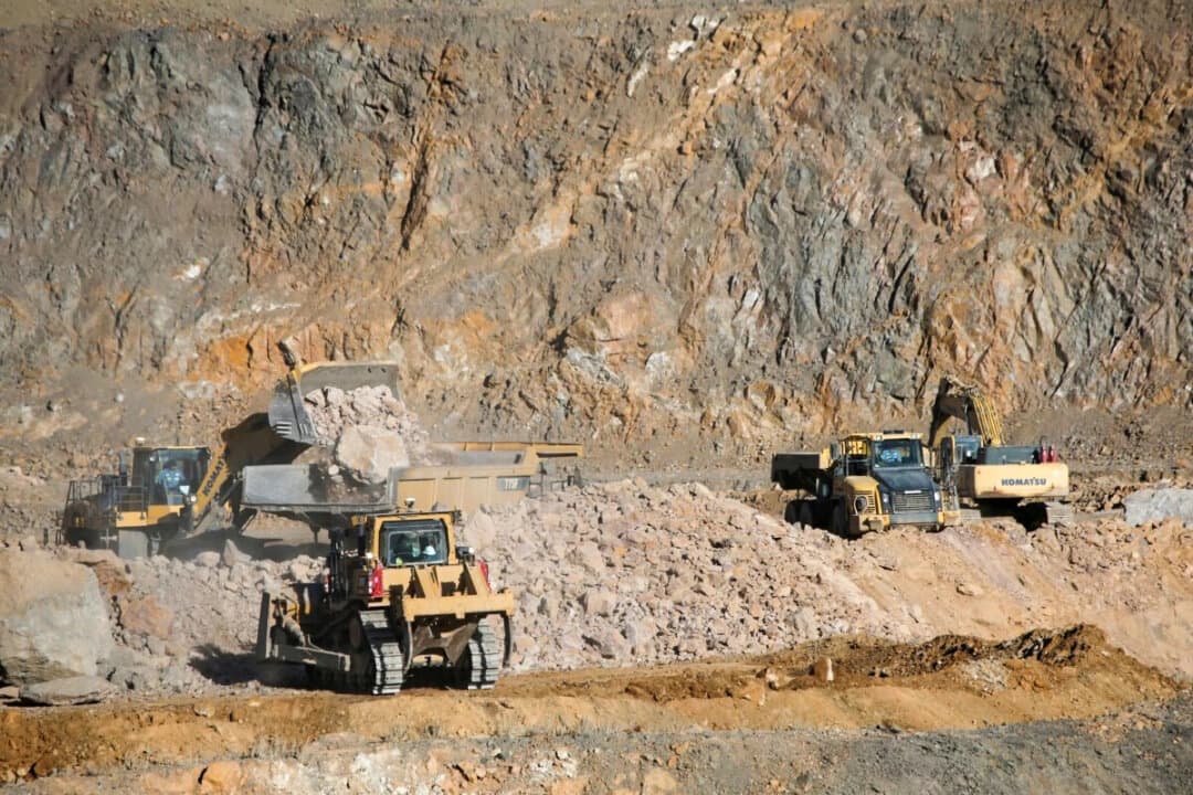 Cargadoras sobre ruedas llenan camiones con mineral en la mina de tierras raras de MP Materials en Mountain Pass, California, el 30 de enero de 2020. (Steve Marcus/Reuters)