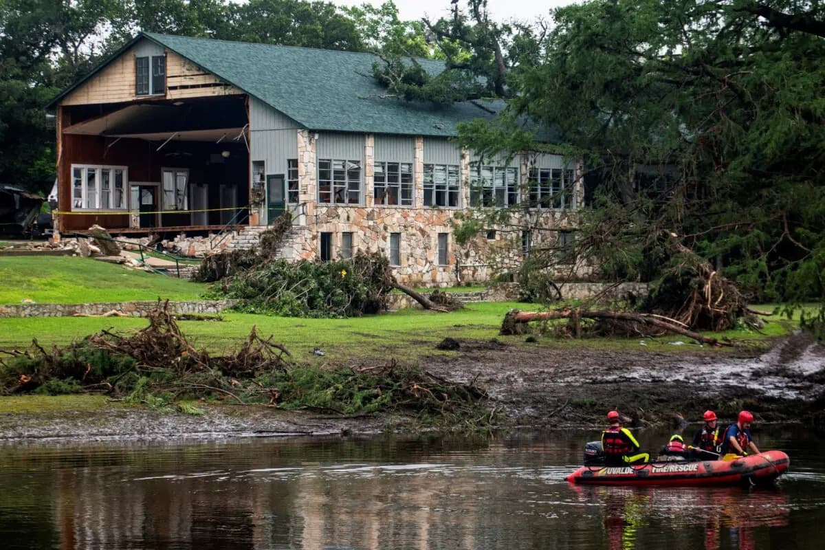 Equipos de búsqueda buscan víctimas de las inundaciones cerca del Camp Mystic, tras las mortíferas inundaciones en el condado de Kerr, Texas, el 7 de julio de 2025. (Sergio Flores/Reuters)