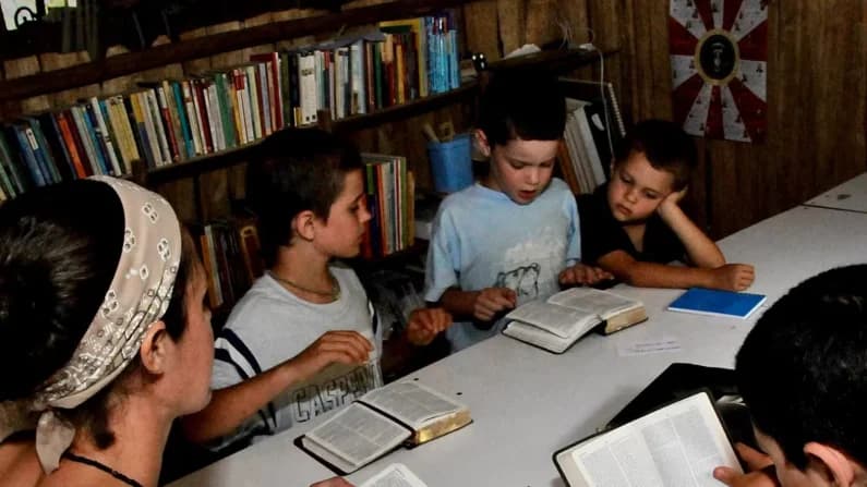 Según Gallup, ahora son más los jóvenes que las jóvenes que dicen que la religión es "muy importante"