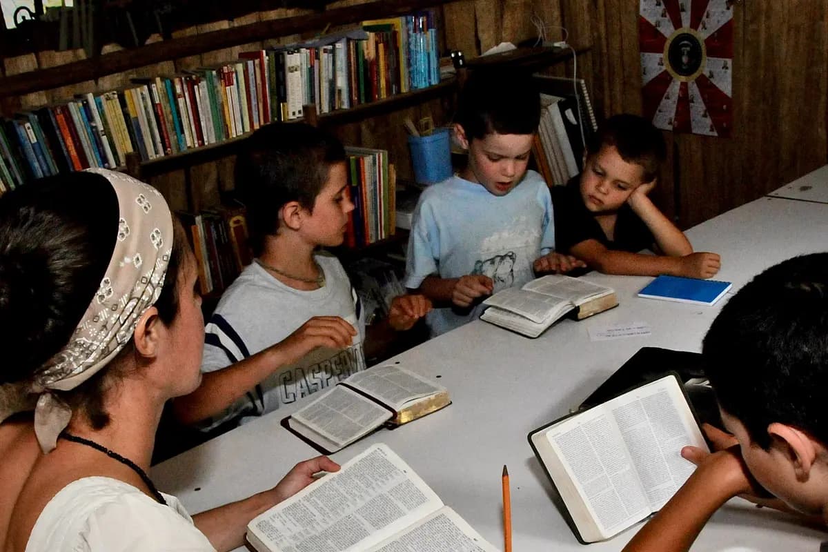 La familia Wild estudia la Biblia en su casa construida al estilo de Wano. (Cortesía de Hudson Wild)