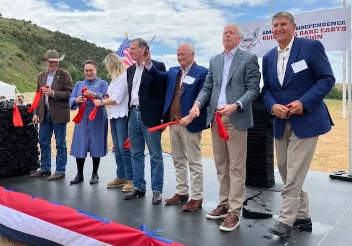 El gobernador de Wyoming, Mark Gordon (de izquierda a derecha), la representante Harriet Hageman (R-Wy.), la senadora Cynthia Lummis (R-Wy.), el senador John Barrasso (R-Wy.), El director ejecutivo y presidente de Ramaco Resources, Randy Atkins; el secretario de Energía de Estados Unidos, Chris Wright, y el exsenador Joe Manchin (I-W.V.), que forma parte del consejo de administración de Ramaco, son aclamados tras cortar ceremoniosamente la cinta el 11 de julio de 2025, en Ranchester, para inaugurar Brook Mine, la primera mina de carbón nueva en Wyoming en 50 años. (John Haughey/The Epoch Times)
