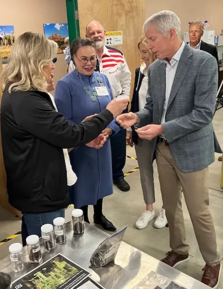 El secretario de Energía, Chris Wright, muestra concentrados de muestras de poros a la representante Harriet Hageman (R-Wy.), en el centro, y a la senadora Cynthia Lummis (R-Wy.), a la izquierda, durante una visita a las oficinas y laboratorios de Ramaco Resource cerca de Ranchester, Wyoming, el 11 de julio de 2025. (John Haughey/The Epoch Times)