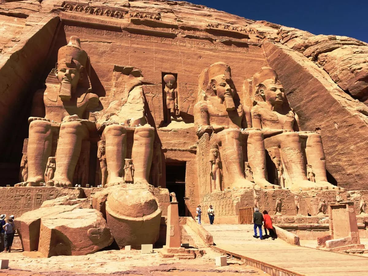 El templo de Ramsés II en Abu Simbel, Egipto, fue completamente desmontado y trasladado a un terreno más elevado cuando se construyó la presa de Asuán y se inundó el lago Nasser. (Cortesía de Phil Allen)
