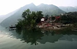 Casas en las Pequeñas Tres Gargantas, un lugar pintoresco en el río Daning, cerca del municipio de Dachang, en el condado de Wushan, municipio de Chongqing, China. El antiguo emplazamiento del municipio de Dachang, que tenía una historia de unos 1700 años, quedó totalmente sumergido en 2006. (China Photos/Getty Images)