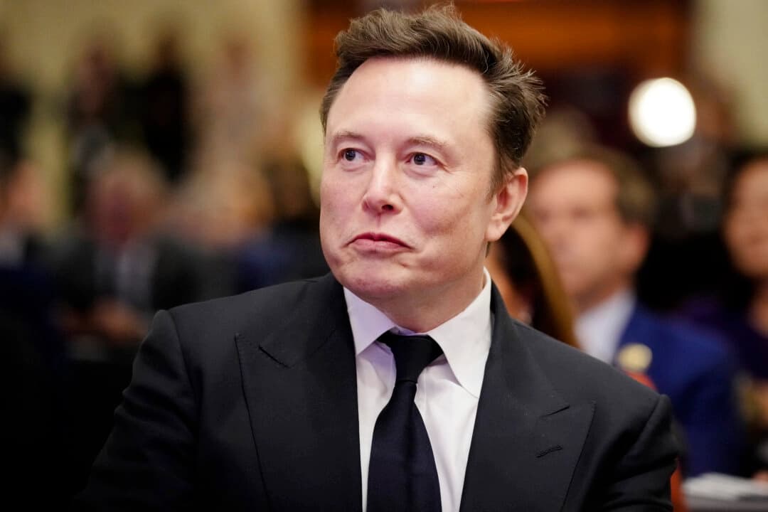 Elon Musk escucha al entonces presidente electo Donald Trump durante un discurso en la Conferencia de la Cámara de Representantes Republicana, en Washington, el 13 de noviembre de 2024. (Andrew Harnik/Getty Images)
