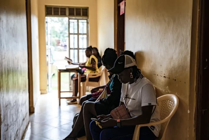 Pacientes esperan en el pasillo del Hospital del Subcondado de Kuoyo, en Kisumu, una instalación que en su día contó con el apoyo de USAID, en Kenia, el 24 de abril de 2025. Kisumu tiene una de las tasas de VIH más altas de Kenia, con alrededor del 17.6 por ciento de la población adulta infectada por el virus, casi cinco veces la media nacional. (Michel Lunanga/Getty Images)