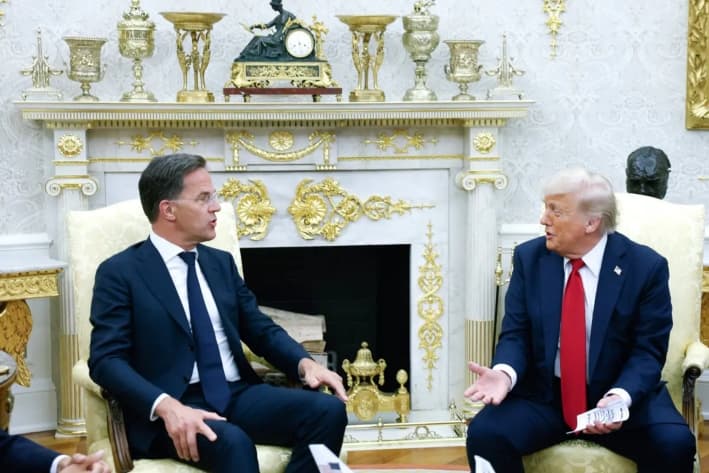 El presidente Donald Trump (derecha) se reúne con el secretario general de la OTAN, Mark Rutte, en el Despacho Oval de la Casa Blanca, en Washington, el 14 de julio de 2025. (Kevin Dietsch/Getty Images)