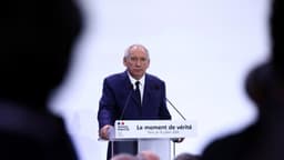 Marine Le Pen amenaza con derrocar al gobierno francés por recortes presupuestarios