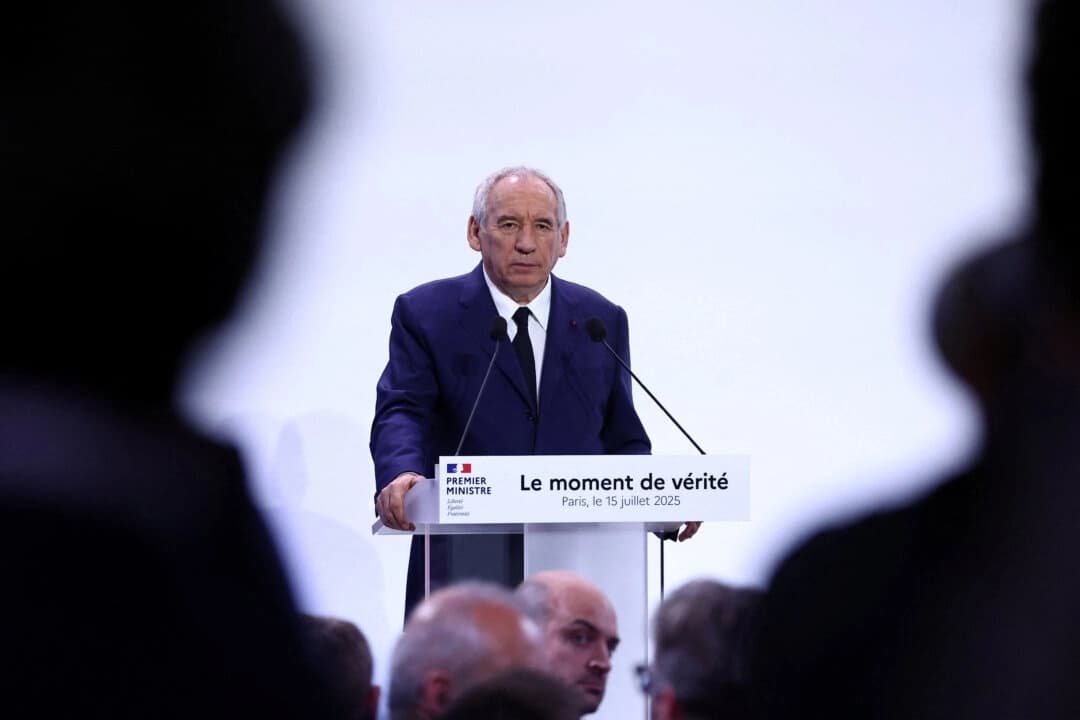El primer ministro francés, François Bayrou, espera en una rueda de prensa para presentar un importante plan de recuperación de las finanzas públicas para 2026, en París, Francia, el 15 de julio de 2025. (Abdul Saboor/Reuters)