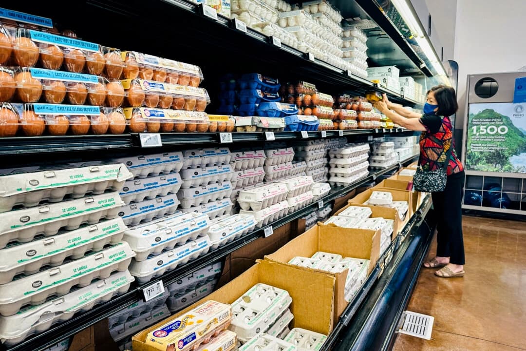 Una mujer compra huevos en Walmart en Rosemead, California, el 11 de abril de 2025. (Frederic J. Brown/AFP a través de Getty Images).
