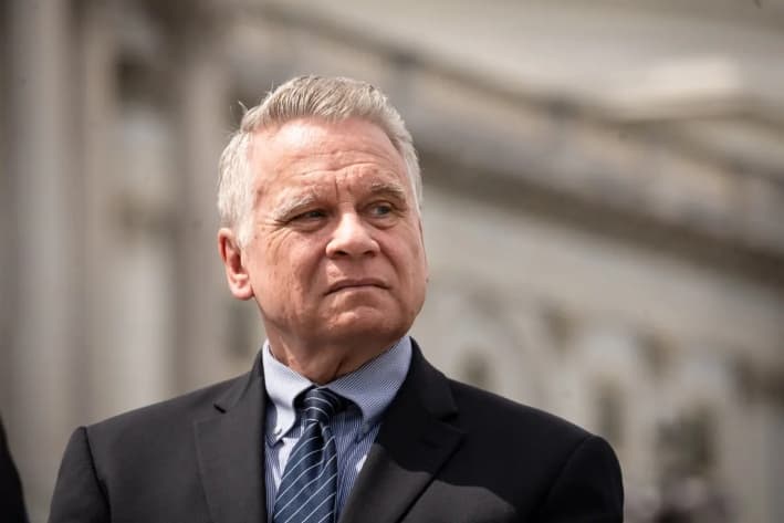El representante Chris Smith (R-N.J.), copresidente de la Comisión Ejecutiva del Congreso sobre China, escucha durante una rueda de prensa sobre la Ley para Detener la Sustracción Forzada de Órganos aprobada por la Cámara de Representantes, en el Capitolio, en Washington, el 7 de mayo de 2025. (Madalina Vasiliu/The Epoch Times)