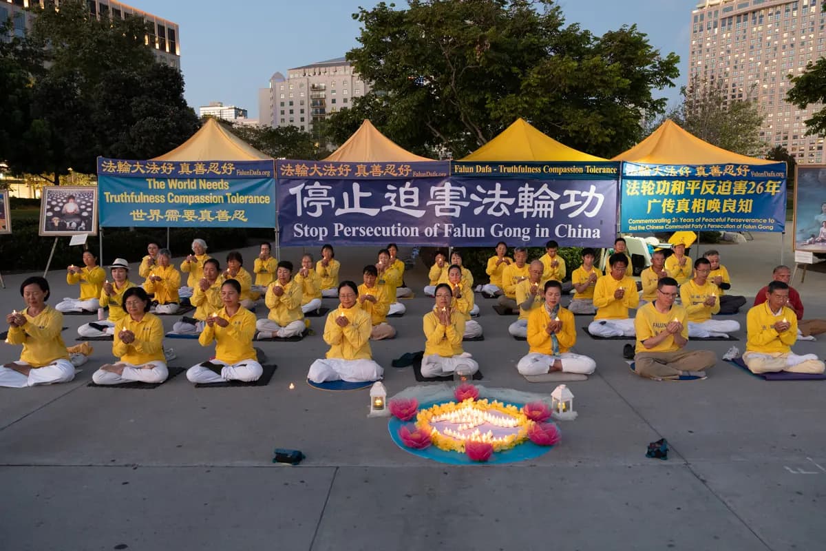 Practicantes de Falun Gong encienden velas en memoria de las vidas perdidas durante 26 años de persecución. (Cortesía de la Asociación de Falun Dafa de San Diego).