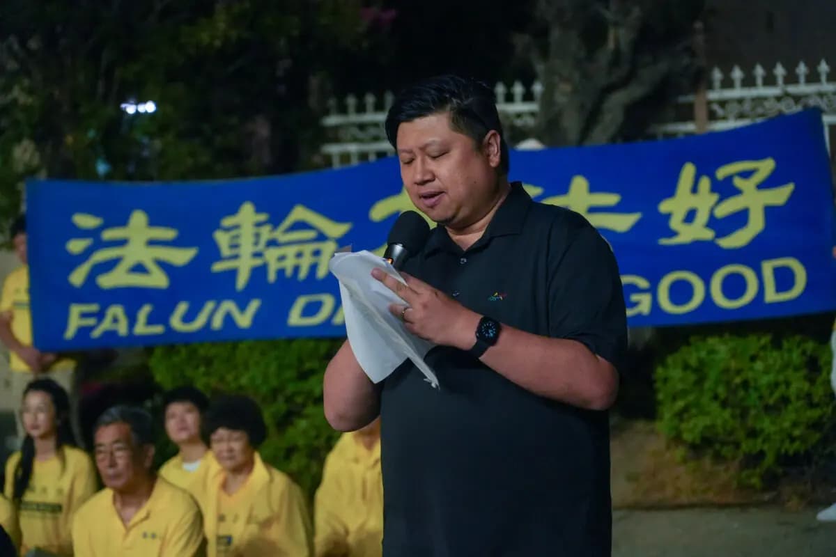 Ken Wu, vicepresidente de la Asociación de Asuntos Públicos de Taiwán en Los Ángeles, asiste a una vigilia con velas en apoyo a los practicantes de Falun Gong en Los Ángeles el 19 de julio de 2025, para expresar su apoyo a los practicantes. (Alex Lee/The Epoch Times)