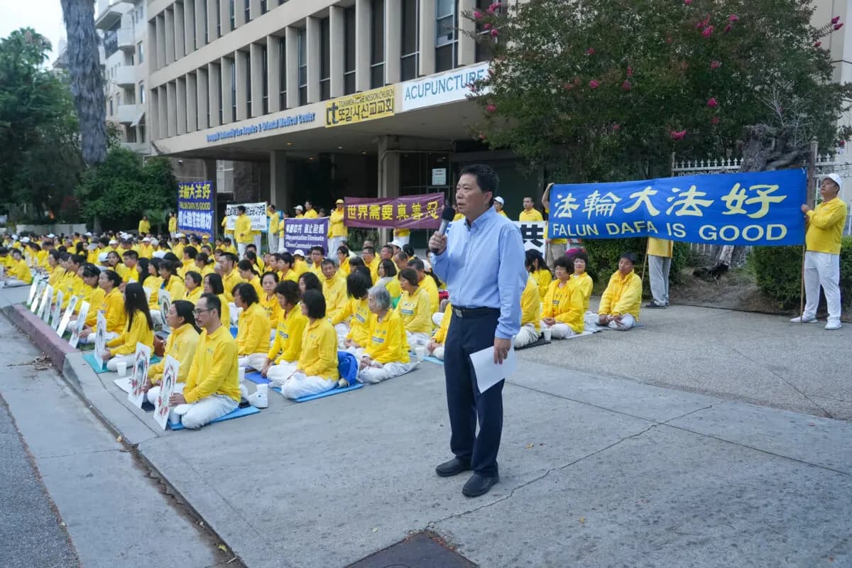 Wu Yingnian, portavoz de la Asociación Falun Dafa de Los Ángeles y profesor de la Universidad de California, Los Ángeles (UCLA), habla en una vigilia con velas en memoria de los practicantes de Falun Gong en Los Ángeles el 19 de julio de 2025. (Alex Lee/The Epoch Times)