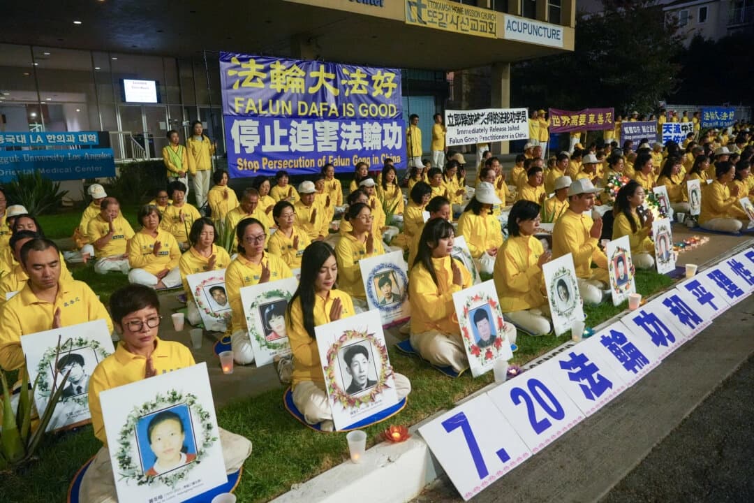 Practicantes de Falun Dafa en Los Ángeles realizan vigilia con velas para condenar la persecución