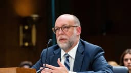 Juez dice que administración Trump violó la ley y ordena restaurar base de datos en fondos públicos
