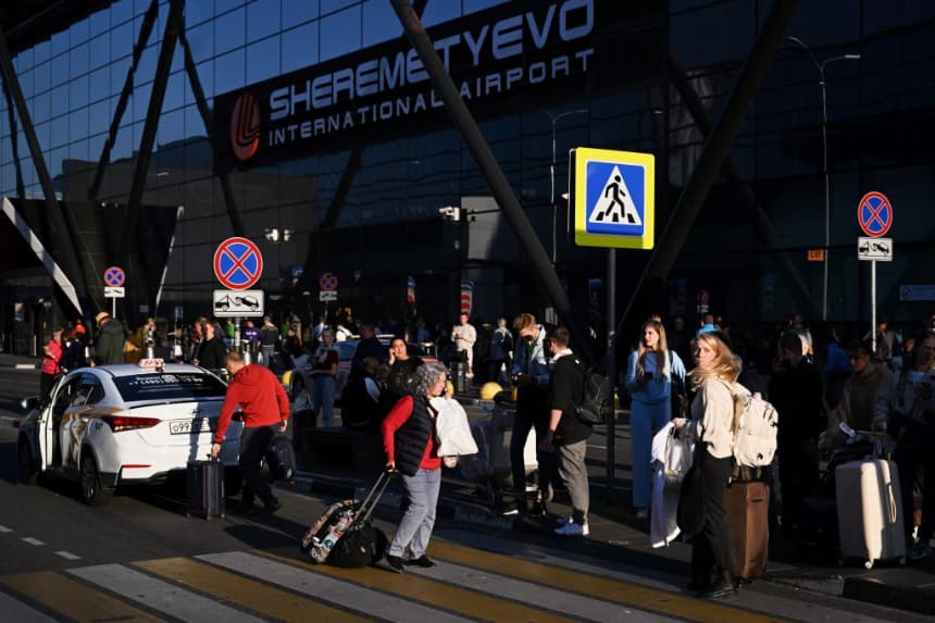 Cancelan más de 110 vuelos en un día en Moscú y San Petersburgo por ataques de drones