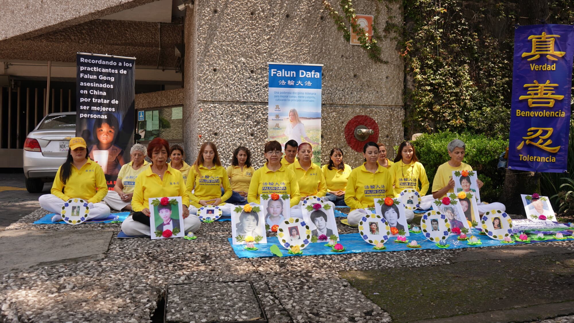<em>Manifestantes en México piden termine la persecución a Falun Dafa en China frente a la embajada de China en la CDMX, México, 20 de julio de 2025. (The Epoch Times)</em>