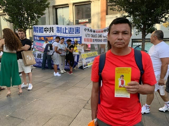 Raúl Álvarez, un transeúnte manifestó su apoyo para la solicitud del fin de la sustracción forzada de órganos, el 18 de julio de 2025. (The Epoch Times)