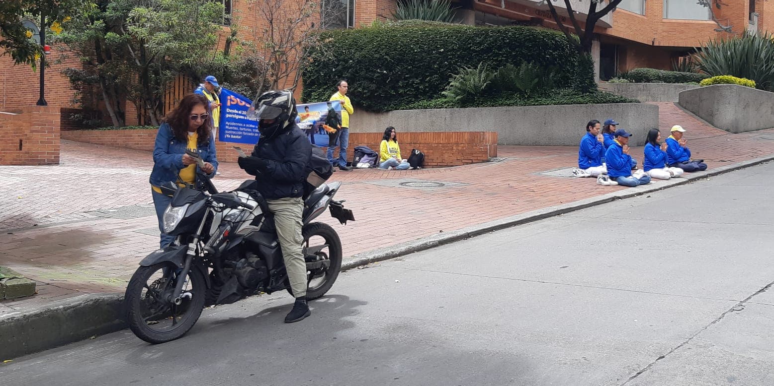 <em>Una practicante de Falun Dafa de Bogotá entregan información sobre la persecución a Falun Dafa en China, el 20 de julio de 2025, en Bogotá, Colombia. (Crédito: Carlos Morales, practicante de Falun Dafa de Colombia)</em>