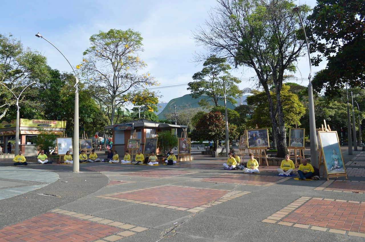 <em>Practicantes de Falun Dafa de Colombia hacen una demostración de la meditación de la práctica en la Unidad Deportiva Atanasio Girardot, el 20 de julio de 2025, en Medellín, Colombia. (The Epoch Times)</em>