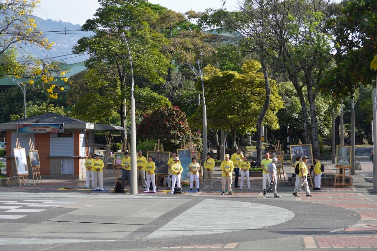 <em>Practicantes de Falun Dafa de Colombia hacen una demostración de los ejercicios de la práctica en la Unidad Deportiva Atanasio Girardot, el 20 de julio de 2025, en Medellín, Colombia. (The Epoch Times)</em>