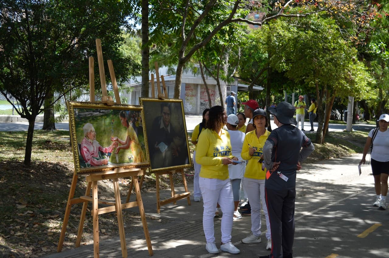 <em>Practicantes de Falun Dafa de Medellín entregan información sobre la persecución a Falun Dafa en China, el 20 de julio de 2025, en Medellín, Colombia. (The Epoch Times)</em>