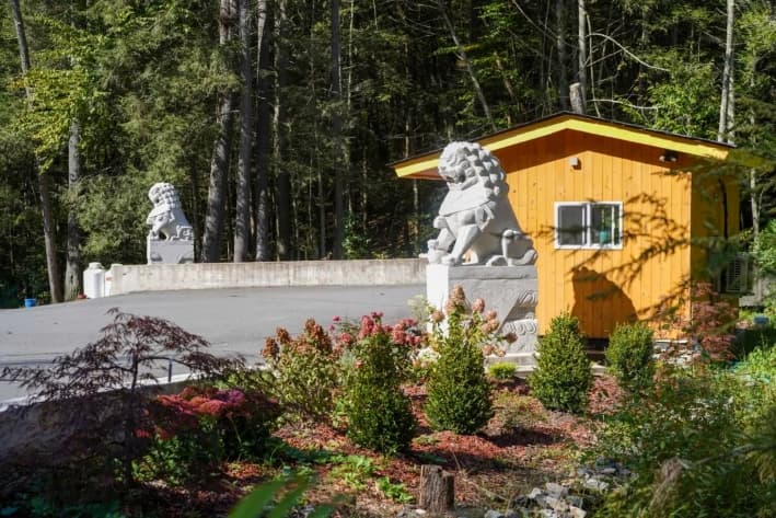 Un jardín fuera de la puerta sur del campus Dragon Springs en Cuddebackville, Nueva York, el 1 de octubre de 2023. (Cara Ding/The Epoch Times)