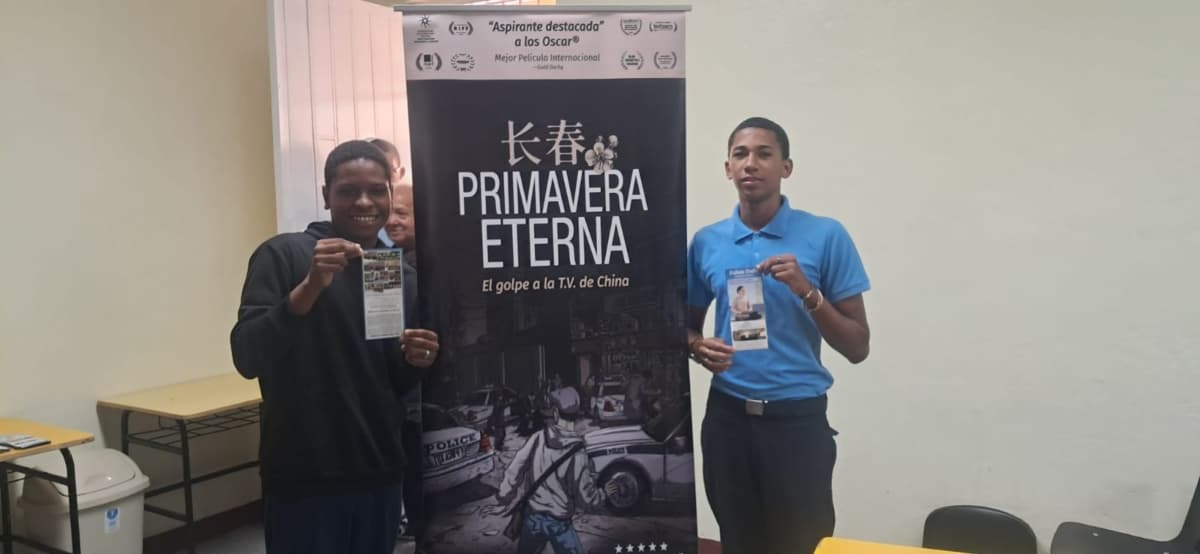 Estudiantes de bachillerato del Liceo Juan Pablo Duarte tras ver Primavera Eterna, Santo Domingo, República Dominicana. (The Epoch Times)