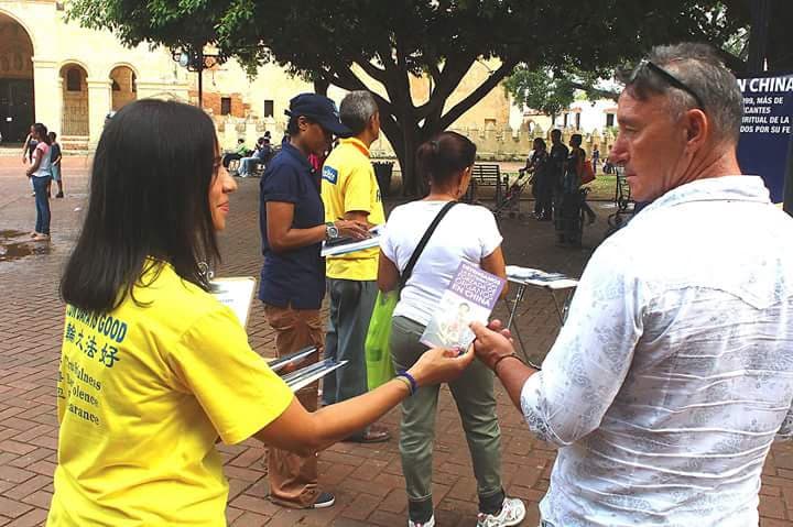Durante la conmemoración del 20 de Julio, en el aniversario 26 del inicio de la peresecicón a Falun Dafa, manifestantes pacíficos de República Dominicana hablaron con la gente para pedir el fin de la persecución. (The Epoch Times)
