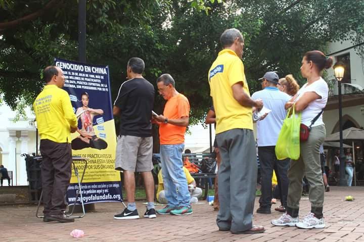 La gente conoce la persecución a Falun Dafa durante las manifestaciones pacíficas en República Dominicana el 20 de julio de 2025. (The Epoch Times)