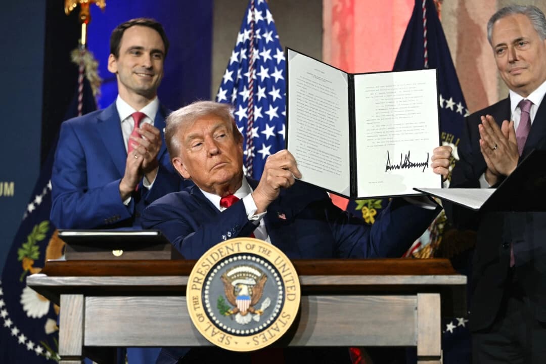 El presidente Donald Trump muestra una orden ejecutiva sobre inteligencia artificial que firmó en la cumbre "Ganar la carrera de la IA" (Winning the AI Race) celebrada en Washington el 23 de julio de 2025. (Andrew Caballero-Reynolds/AFP a través de Getty Images)