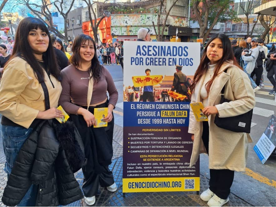 <em>Estudiantes se solidarizan con Falun Dafa durante manifestación pacífica en Buenos Aires, Argentina, por los 26 años de persecución promovida por el PCCh. (The Epoch Times)</em>