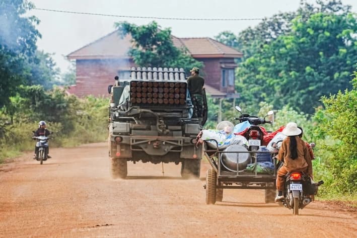 Combates en frontera Tailandia-Camboya obligan a miles de personas a huir de sus hogares