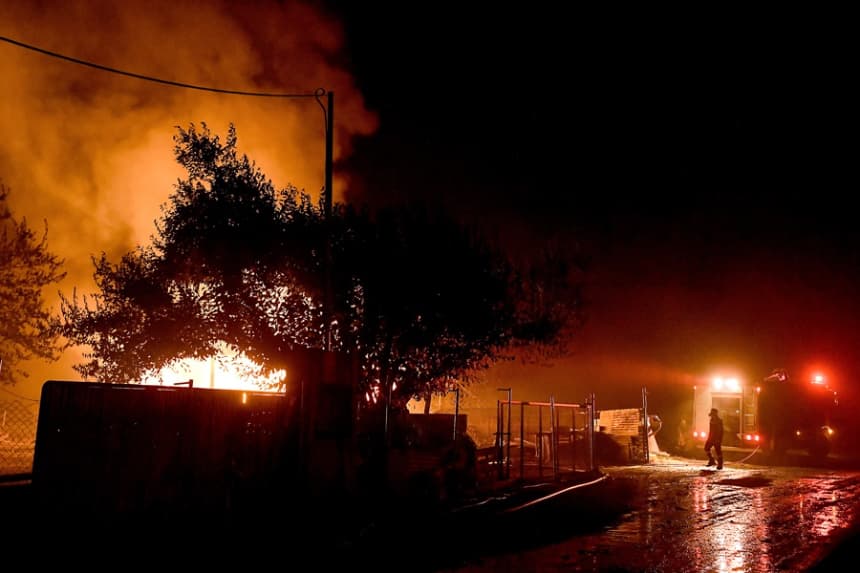 Evacúan a 1300 personas por tres nuevos incendios forestales en Grecia
