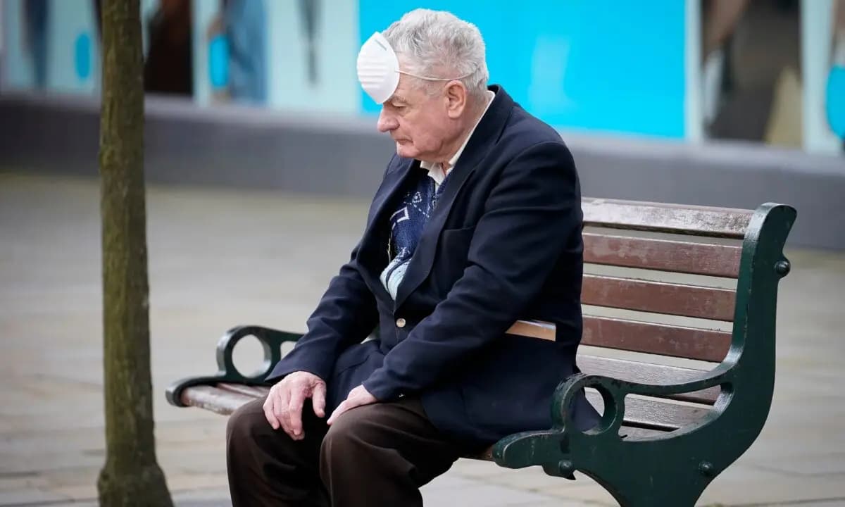 Un hombre descansa en un banco durante la pandemia de COVID-19, en Oldham, Inglaterra, el 29 de julio de 2020. (Christopher Furlong/Getty Images).