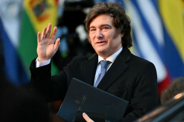 Foto de archivo del presidente argentino, Javier Milei, saludando a su llegada a la 66.ª Cumbre de Líderes del Mercosur y Estados Asociados en el Palacio San Martín de Buenos Aires (Argentina) el 3 de julio de 2025. (Luis Robayo/AFP/Getty Images)