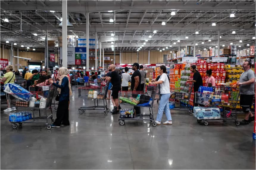 La gente compra en una tienda en Elkridge, Maryland, el 11 de julio de 2025. Madalina Kilroy/The Epoch Times
