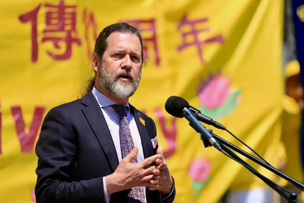El diputado conservador Scott Reid habla durante las celebraciones del Día Mundial de Falun Dafa en la Colina del Parlamento en Ottawa, el 28 de mayo de 2025. (Jonathan Ren/The Epoch Times)