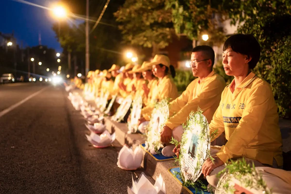 Practicantes de Falun Gong celebran una vigilia con velas frente al consulado chino en Toronto el 20 de julio de 2024, para protestar pacíficamente y conmemorar el 25º aniversario de la campaña de persecución del régimen. (Evan Ning/The Epoch Times)