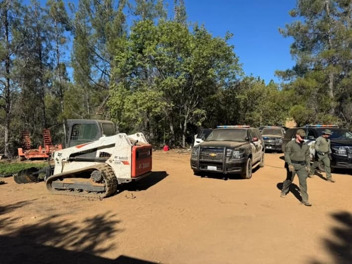 Los agentes descubrieron una plantación ilegal de marihuana en una casa de Ceres, California, el 27 de julio de 2025. (Oficina del Sheriff del Condado de Mariposa)