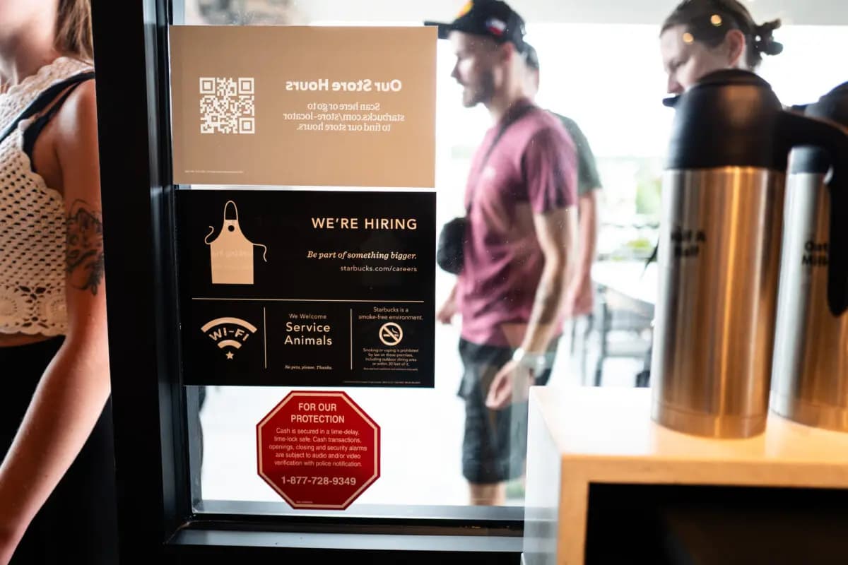 Anuncio de empleo en una cafetería de Kerrville, Texas, el 9 de julio de 2025. (Madalina Kilroy/The Epoch Times)