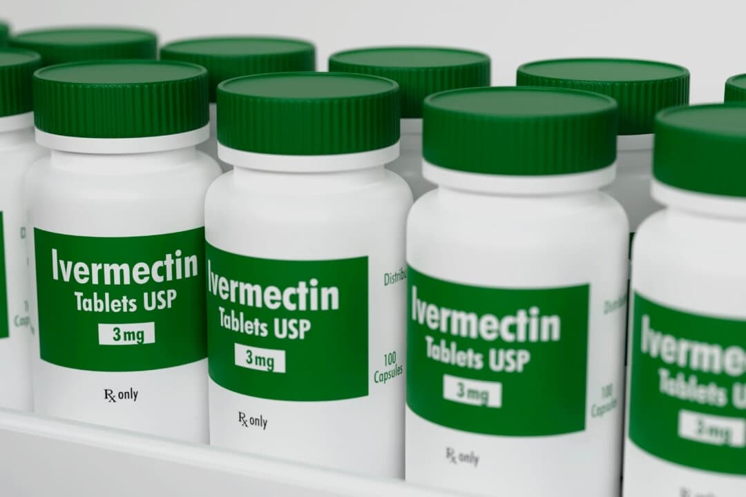 Frascos de ivermectina en el estante de una farmacia. (Carl DMaster/Epoch Times)