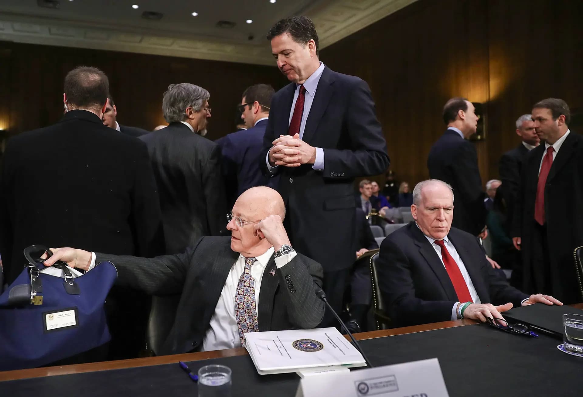 El director de Inteligencia Nacional, James Clapper (izquierda), el director del FBI, James Comey (centro), y el director de la CIA, John Brennan, esperan para testificar ante el Comité de Inteligencia del Senado en el Capitolio, en Washington, el 10 de enero de 2017. (Joe Raedle/Getty Images)