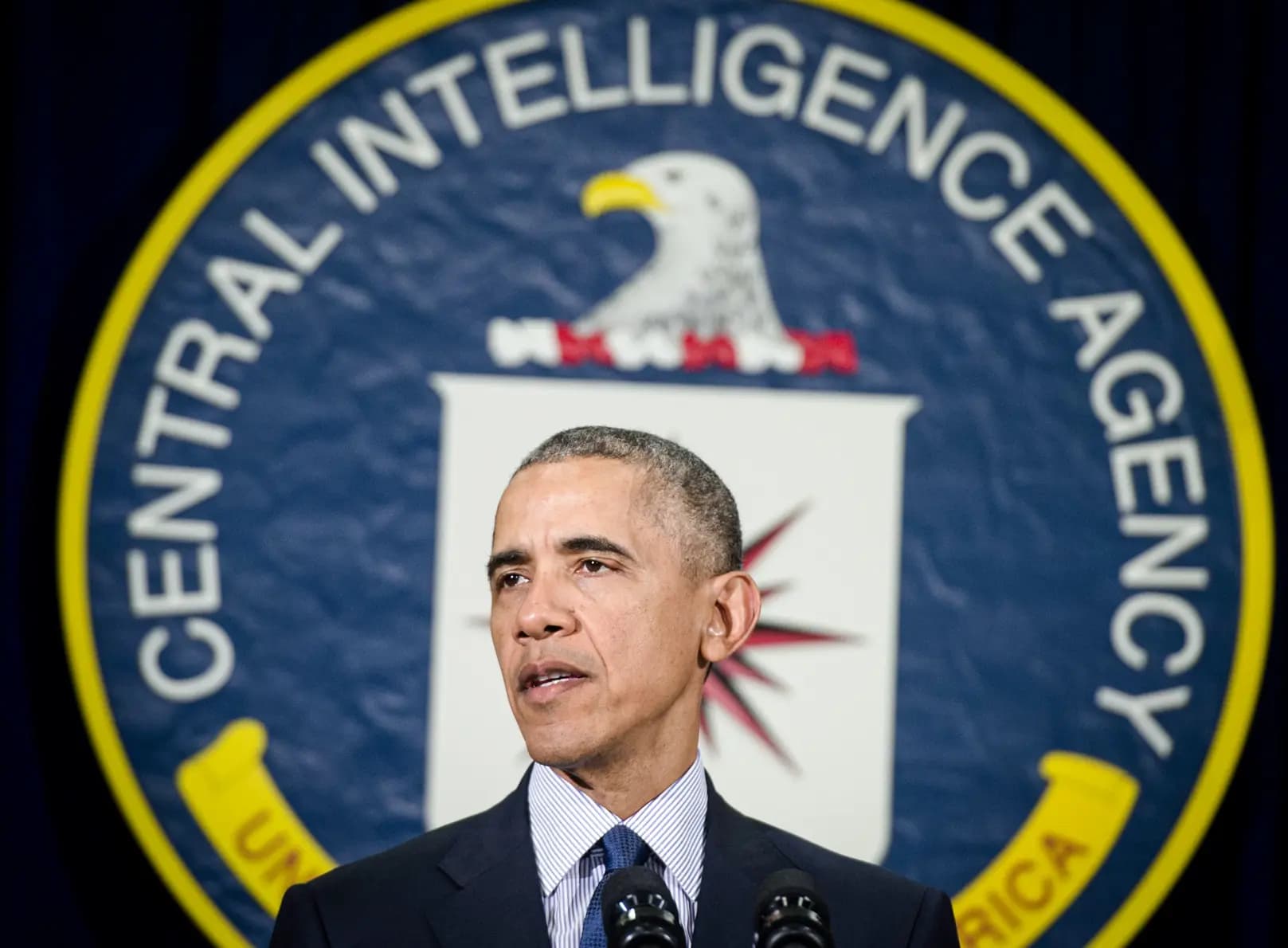 El presidente Barack Obama habla en la sede de la CIA en Langley, Virginia, el 13 de abril de 2016. En diciembre de 2016, Obama ordenó una evaluación de inteligencia sobre la supuesta interferencia de Rusia en las elecciones, cuya publicación se fijó para el 20 de enero de 2017, su último día en el cargo. (Saul Loeb/AFP a través de Getty Images)