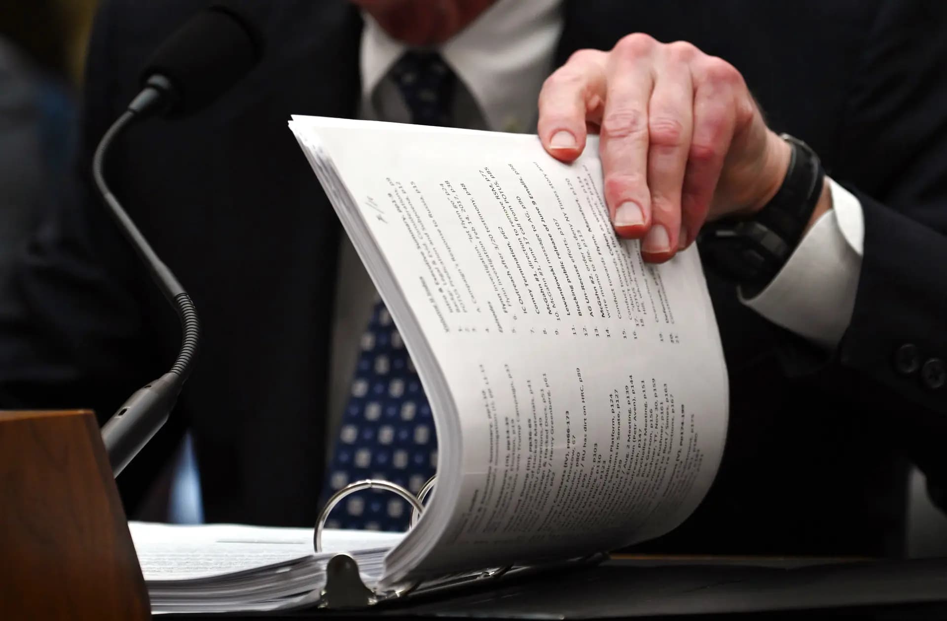 El exfiscal especial Robert Mueller testifica ante el Comité de Inteligencia de la Cámara de Representantes sobre su informe sobre la interferencia rusa en las elecciones presidenciales de 2016, en el Capitolio, en Washington, el 24 de julio de 2019. Mueller puso fin a la investigación concluyendo que no hubo colusión. (Andrew Caballero-Reynolds/AFP a través de Getty Images)