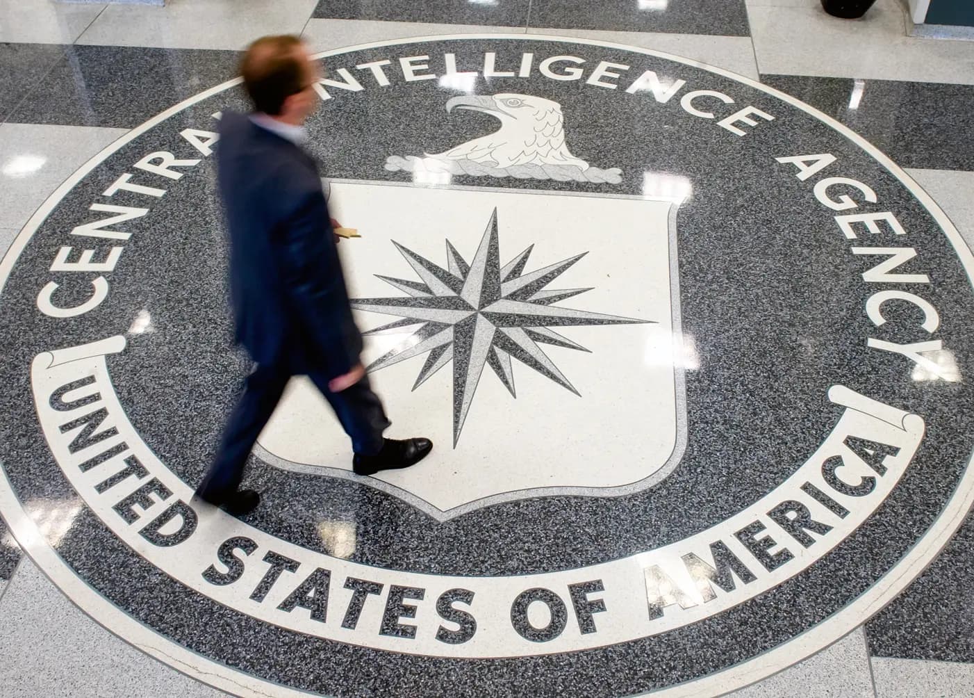 Un hombre camina sobre el sello de la CIA en el vestíbulo de la sede de la agencia en Langley, Virginia, el 14 de agosto de 2008. (Saul Loeb/AFP a través de Getty Images)