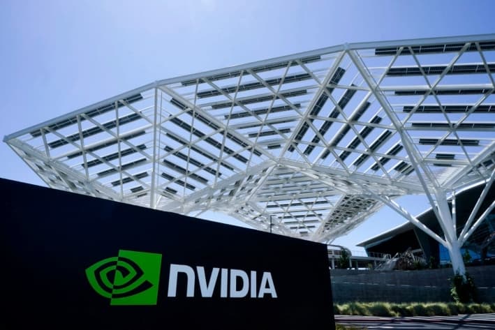 Asesor de la Casa Blanca defiende la venta de chips de Nvidia a China ante escepticismo bipartidista