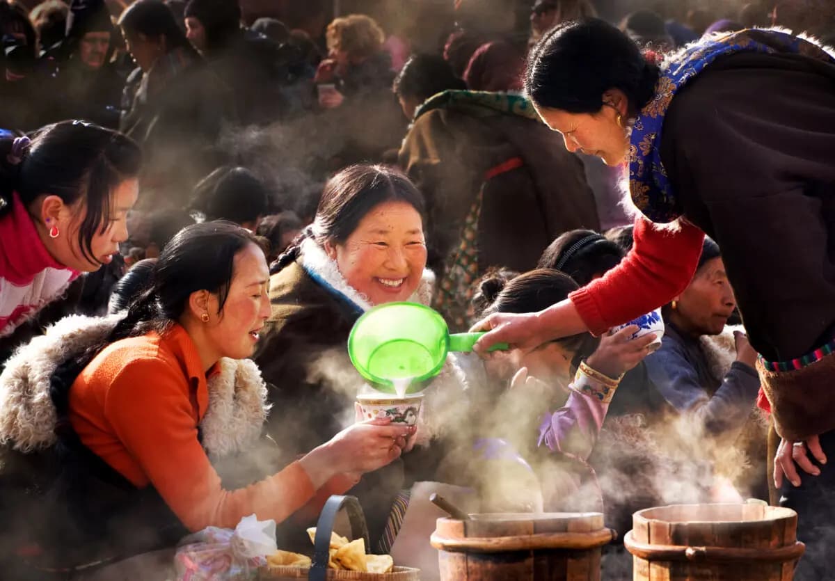 "Más té con mantequilla, por favor", de Stanley Wong, Canadá. Ganador del Premio a la Técnica Destacada en la categoría "Sociedad y Humanidad" del IV Concurso Internacional de Fotografía NTD. (Cortesía del Concurso Internacional de Fotografía NTD)